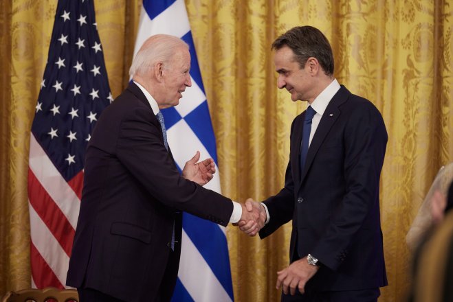 Unser Archivfoto (© Eurokinissi) zeigt Ministerpräsident Kyriakos Mitsotakis (r.) während eines Treffens mit dem US-Präsidenten Joe Biden im Mai 2022. 