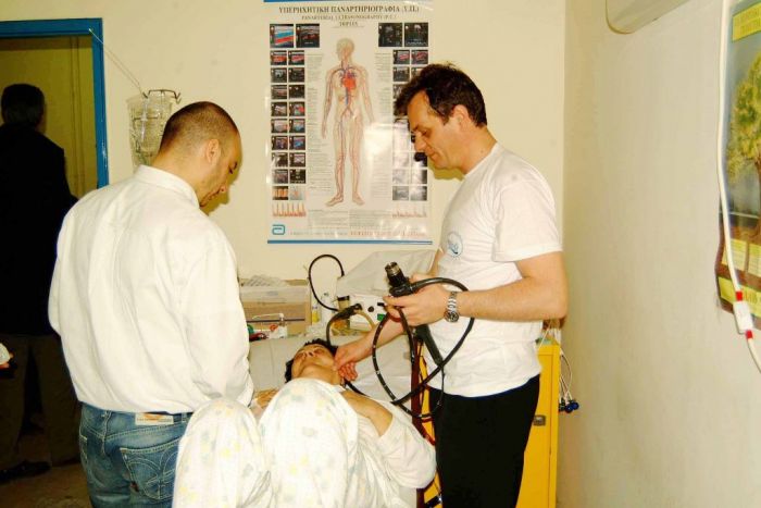 Unsere Archivaufnahme (© Eurokinissi) zeigt ehrenamtlich tätige Ärzte bei der Behandlung eines Patienten auf der Ägäis-Insel Karpathos.