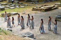 Unser Archivfoto (© Eurokinissi) entstand im April 2024 im antiken Olympia bei der Zeremonie zur Entzündung der Olympischen Flamme für die Sommerspiele in Paris. 