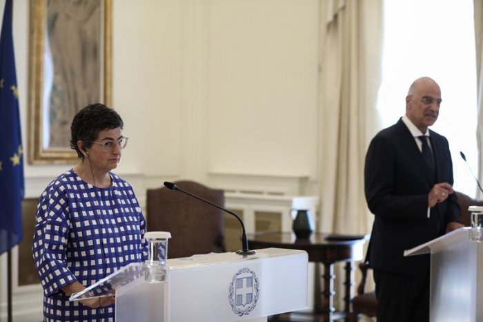 Unser Foto (© eurokinissi) zeigt den griechischen Außenminister Nikos Dendias während des Besuchs seiner spanischen Amtskollegin Arancha Gonzalez Laya.