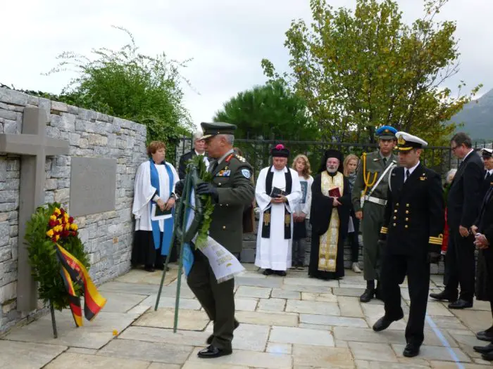 Gedenken an Gefallene zum Volkstrauertag auf Soldatenfriedhof in Griechenland