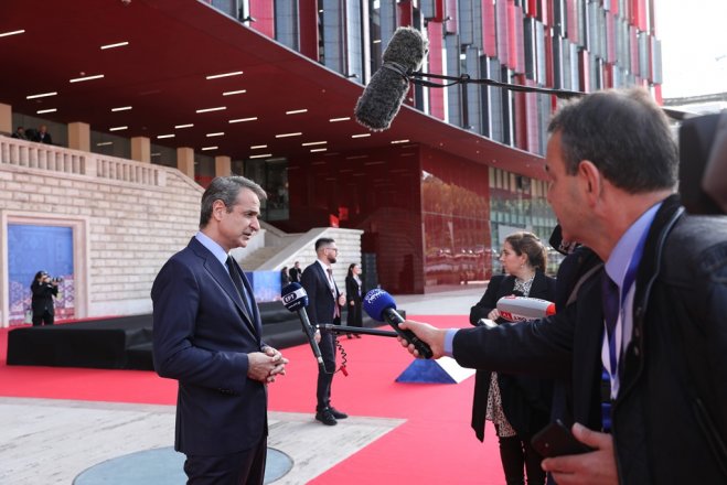 Unser Foto (© Eurokinissi) zeigt Premierminister Kyriakos Mitsotakis in Albanien.