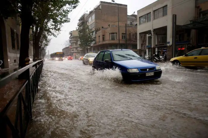Gewitter und Regen rasen über Hellas