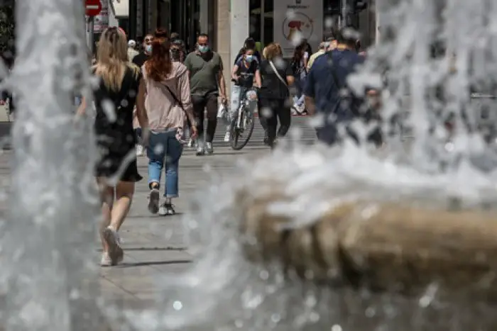 Unser Foto (© Eurokinissi) entstand am Springbrunnen des Syntagma-Platzes in Athen.