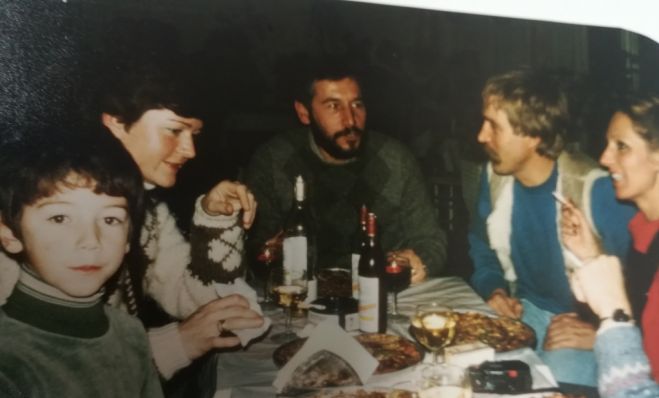 Foto © Suse Klein/ Die Reisenden mit ihren guten Freunden auf Skiathos, Januar 1985