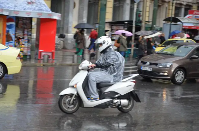 Unser Archivfoto (© Jan Hübel / Griechenland Zeitung) zeigt Athen bei Regen. 