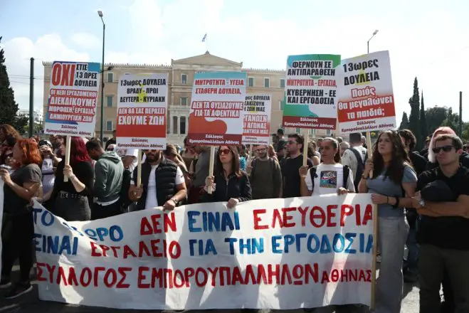Unser Foto (© Eurokinissi) entstand am Mittwoch (1.10.) vor dem Parlament in Athen.