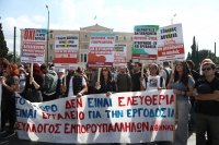 Unser Foto (© Eurokinissi) entstand am Mittwoch (1.10.) vor dem Parlament in Athen.