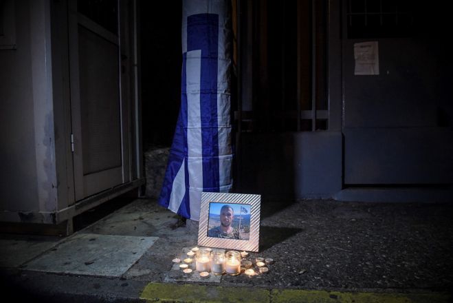 Unser Foto (© Eurokinissi) ist am Sonntag (28.10.) vor der albanischen Botschaft in Athen entstanden. Auf dem Foto zu sehen ist der 35jährige Konstantinos Kotsifas, der am 28. Oktober von albanischen Streitkräften erschossen wurde.