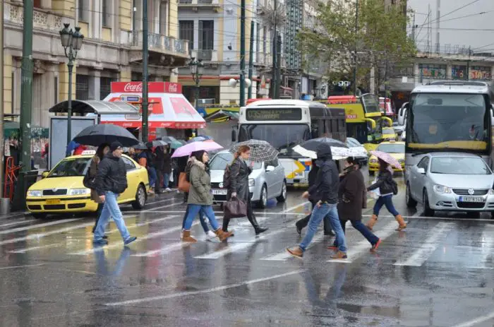 Warme Temperaturen und Gewitter über Griechenland