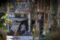 Unser Foto (© Eurokinissi) zeigt das Gebäude im Athener Stadtteil Kypseli, in dem die Leiche der 38-jährigen Britin gefunden wurde.