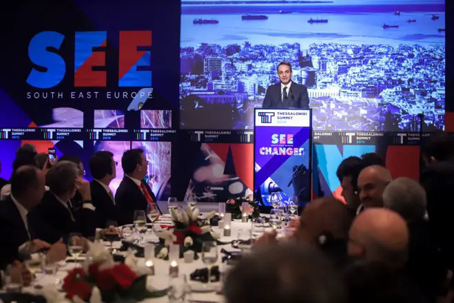 Unser Archivfoto (© Eurokinissi) zeigt Mitsotakis bei seiner Rede auf dem Thessaloniki-Summit am Donnerstagabend (14.11.).