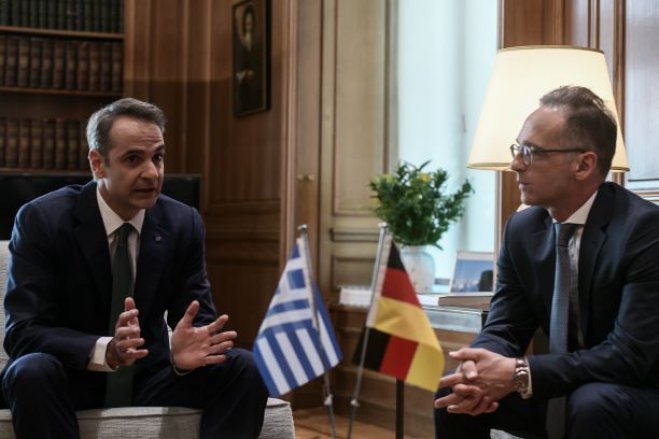 Unser Archivfoto (© Eurokinissi) entstand im Juli während eines Treffens zwischen dem griechischen Premierminister Kyriakos Mitsotakis (l.) und den deutschen Außenminister Heiko Maas.