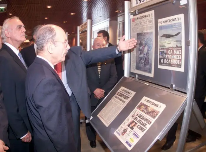 Unser Archivfoto (© Eurokinissi) zeigt den früheren Staatspräsidenten Kostis Stefanopoulos (1926-2016) im Oktober 2001 während eines Besuches einer Ausstellung der Zeitung „Makedonia“. Links im Bild: der damalige Minister Akis Tsochatzopoulos, der später zu einer langjährigen Haftstrafe verurteilt wurde, inzwischen aber aus Altersgründen wieder auf freiem Fuß ist.