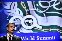 Unser Foto (© Eurokinissi) zeigt Premierminister Kyriakos Mitsotakis am Dienstag im Rahmen des Euro-Arabischen-Gipfels in Athen.