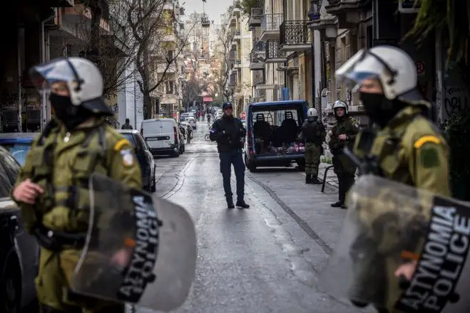 Unsere Aufnahme (© Eurokinissi) entstand bei der Räumung eines besetzten Gebäudes im Athener Stadtteil Exarchia (Zaimi Straße).