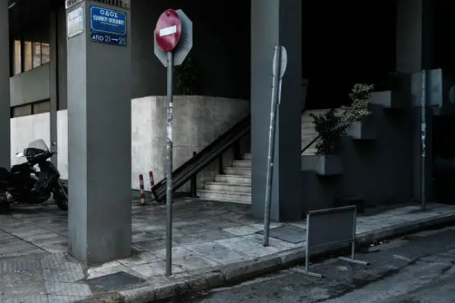 Unser Foto (© Eurokinissi) entstand am Mittwoch (10.2.) vor dem Gebäude der Zeitungen „Dimokratia“, „Espresso“ und „Estia“ in Athen.