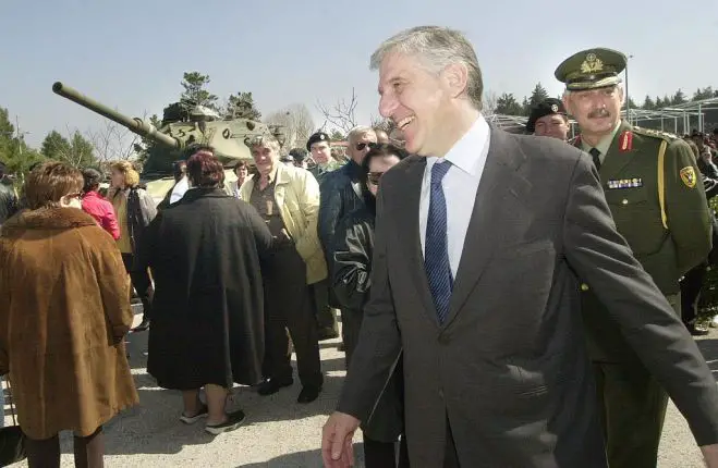 Unser Archivfoto (© Eurokinissi) entstand am 12. März 2003 während eines Besuches des damaligen Verteidigungsministers Jannos Papantoniou in einer Kaserne bei Avlona anlässlich der Vereidigung von Soldaten.