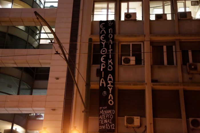 Aktivisten besetzen Gebäude der linken Zeitung „Avgi“