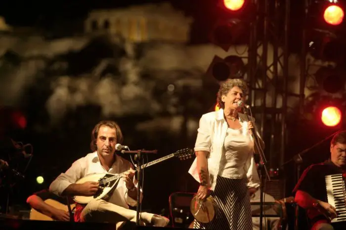 Unser Archivfoto (© Eurokinissi) zeigt ein Rembetiko-Konzert im Rahmen der Olympischen Spiele 2004. 