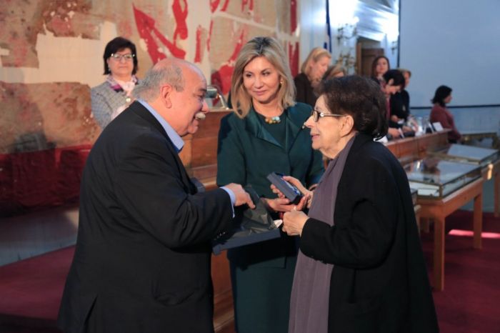 Parlamentspräsident Nikos Voutsis (l.) und ehemalige Parlamentarierin Elena Bena (r.). Foto © Pressebüro des griechischen Parlaments