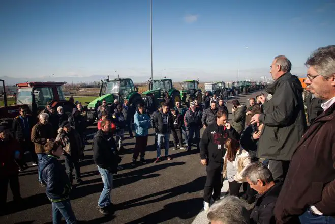 Unser Archivfoto (© Eurokinissi) entstand im Dezember 2018 während einer Demonstration von Landwirten auf der Nationalstraße in der Nähe der mittelgriechischen Stadt Karditsa.