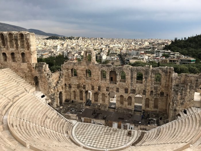 Das Foto (© GZ / Leonie Meyer) wurde im vergangenen Mai aufgenommen und zeigt das Herodes Atticus Theater unterhalb der Akropolis.