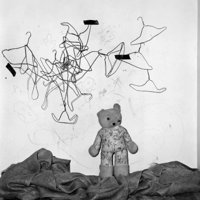 Unser Foto (© / momus.gr) zeigt ein Werk der Ausstellung von Roger Ballen.