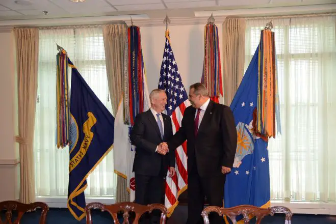 Unsere Fotos zeigen den griechischen Verteidigungsminister Panos Kammenos (r.) nach einem Treffen mit seinem US-Amtskollegen James Mattis am Mittwoch in Washington.