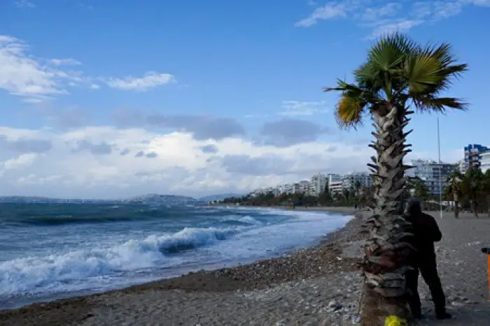 Unser Foto (© Eurokinissi/Archiv) zeigt einen Strand im Süden Athens im Winter.
