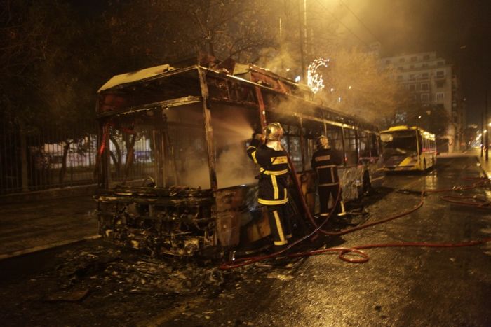 Athener Zentrum: Anarchisten setzen Oberleitungsbusse in Brand