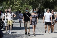 Foto (© Eurokinissi): Masken sind im Freien nicht mehr obligatorisch.