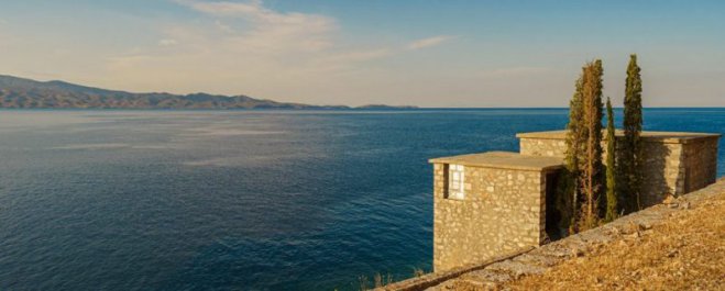 Foto (© deste.gr) Unser Foto zeigt die Insel Hydra mit Blick aufs Meer.