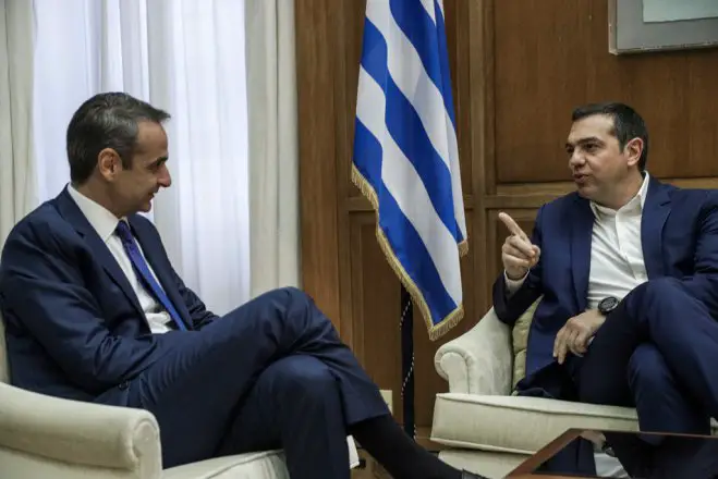 Unser Foto (© Eurokinissi) entstand am Freitag (11.10.) während eines Treffens zwischen dem Premierminister Kyriakos Mitsotakis (l.) und Oppositionschef Alexis Tsipras.