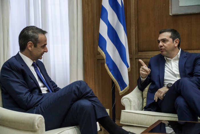 Unser Foto (© Eurokinissi) entstand am Freitag (11.10.) während eines Treffens zwischen dem Premierminister Kyriakos Mitsotakis (l.) und Oppositionschef Alexis Tsipras.