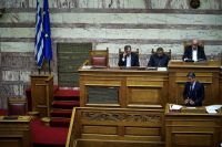 Unser Foto (© Eurokinissi) entstand am Mittwoch im griechischen Parlament. Zu diesem Zeitpunkt stand die Debatte über die Reparationsforderungen gegenüber Deutschland auf der Tagesordnung. Am Rednerpult: Oppositionschef Kyriakos Mitsotakis (ND). Hinter ihm sitzt Parlamentspräsident Nikos Voutsis.