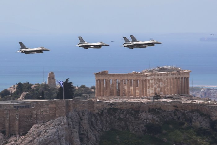 Unser Foto (© Eurokinissi) entstand am Nationalfeiertag, dem 25. März 2026, in Athen. Abgebildet sind griechische Kampfflugzeuge über der Akropolis.
