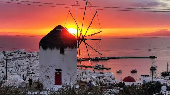  Foto (© NDR): Berühmt für ihre Windmühlen und Sonnenuntergänge: Mykonos ist eine der beliebtesten Inseln der gesamten Kykladen.