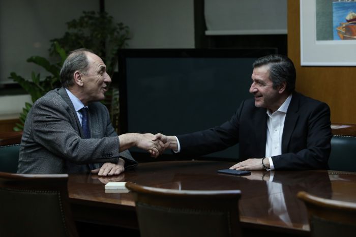 Unser Archivfoto (© Eurokinissi) zeigt den Bürgermeister der Stadt Athen Jorgos Kaminis (r.) nach der Unterzeichnung des Beschlusses zur Gründung eines Krematoriums in Athen mit Umweltminister Jorgos Stathakis.