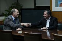 Unser Archivfoto (© Eurokinissi) zeigt den Bürgermeister der Stadt Athen Jorgos Kaminis (r.) nach der Unterzeichnung des Beschlusses zur Gründung eines Krematoriums in Athen mit Umweltminister Jorgos Stathakis.