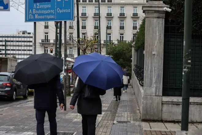 Foto (© Eurokinissi): Regen im Zentrum von Athen.