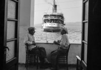 Unser Archivfoto (© Eurokinissi) entstand am 27. Mai 2024 im Athener Akropolismuseum, damals wurde dort die Ausstellung „Χαίρε Ξένε Στη Χώρα των Ονείρων“ – („Willkommen Fremder im Land der Träume“) mit Fotografien von Robert McCabe gezeigt.