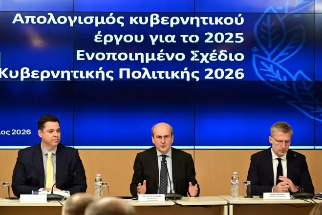 Unser Foto (© Eurokinissi) entstand am Dienstag (20.1.) während der gemeinsamen Pressekonferenz mit dem stellvertretenden Regierungschef Kostis Chatzidakis und Staatsminister Akis Skertsos.