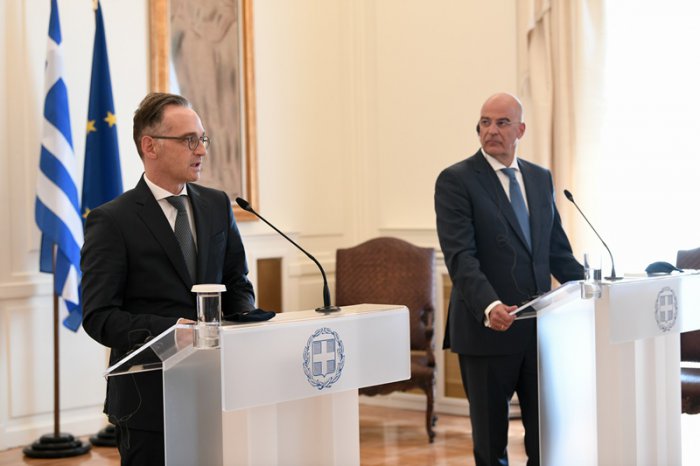 Unser Foto (© eurokinissi) zeigt den deutschen Außenminister Heiko Maas (l.) mit seinem griechischen Amtskollegen Nikos Dendias während der Pressekonferenz in Athen.