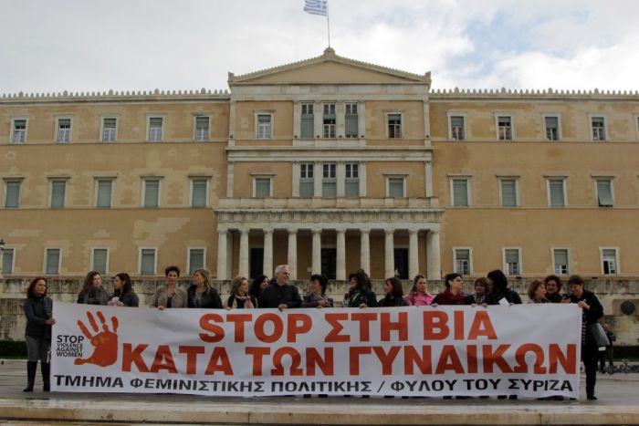 Unser Archivfoto (© Eurokinissi) entstand am 25. November 2015 vor dem griechischen Parlament. Der Protest richtete sich gegen Gewalt gegen Frauen.