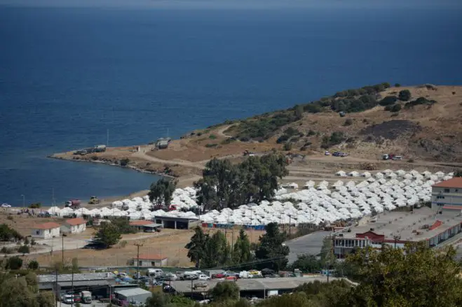 Unser Foto (© Eurokinissi) zeigt ein behelfsmäßig errichtetes Zeltlager für Flüchtlinge auf der Insel Lesbos. Notwendig war die Anlage dieses Lagers, nachdem das Camp bei Moria Mitte der vorigen Woche mehreren Bränden zum Opfer gefallen war.