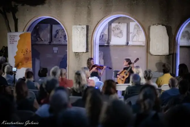 Das Duo Sonoma im Antiken Korinth (Foto: Galanis Photography)