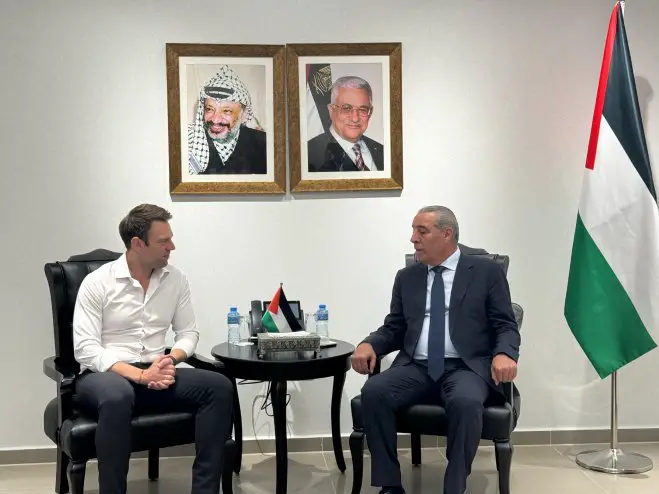 Unser Foto (© Eurokinissi) zeigt SYRIZA-Chef Stefanos Kasselakis (l.) im Gespräch mit Hussein al-Sheikh, Generalsekretär des Exekutivkomitees der Palästinensischen Befreiungsorganisation (PLO).