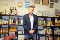 Unser Foto (© Griechenland Zeitung / Jan Hübel) zeigt den Historiker Valentin Schneider. 