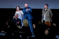 Unser Archivfoto (© Eurokinissi) zeigt Regisseur Jorgos Lanthimos (m.) während einer früheren Veranstaltung in Athen.